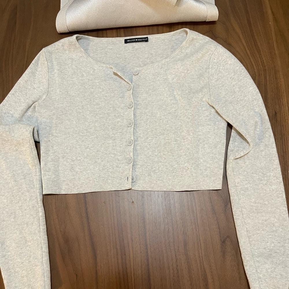 Light grey cropped sweater, brand is Brandy Melville, size XS-S